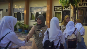 PATUH DIRI SEJAK PAGI, SISWA SMKN 1 GESI DISAMBUT GURU DAN DIBANTU PKS ATUR LALU LINTAS