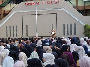 Peringati Hari Batik Nasional, Siswa SMKN 1 Gesi Kenakan Batik dalam Kegiatan Jumat Apel